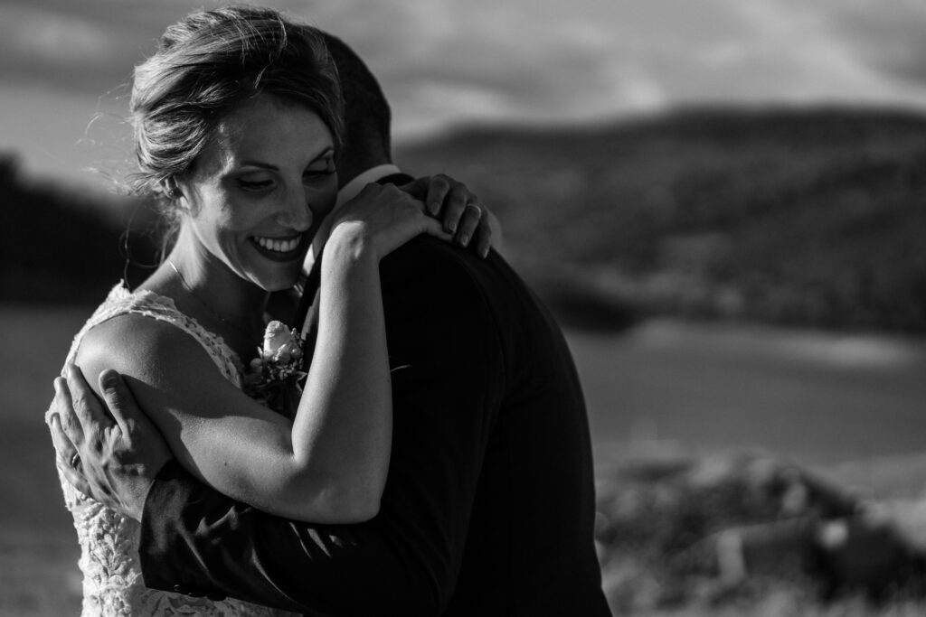 La sposa abbraccia il suo sposo e sorride_matrimoni34